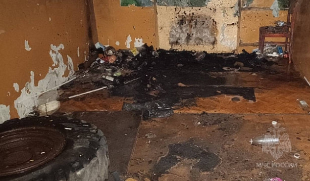 Поджигатели оставили бездомного в горящей заброшке